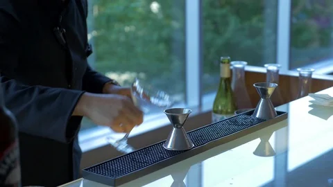 Barman making cocktail. Video stock 92753634