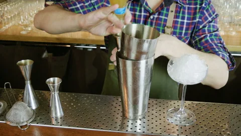 Barman measuring of alcohol for drinking. Bartender making sicilian cocktail. 4K 動画素材 95541006