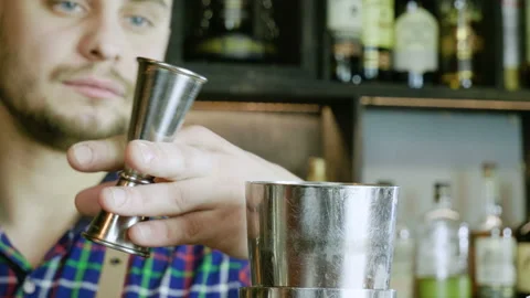 Barman measuring of alcohol for drinking. Bartender making sicilian cocktail. 4K Vidéo 95541108