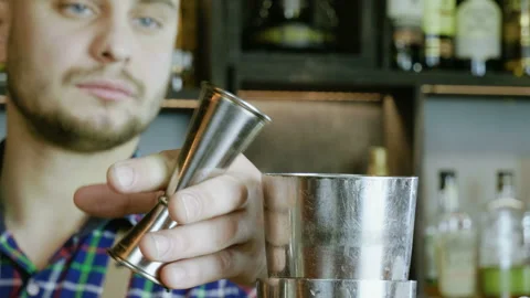 Barman measuring of alcohol for drinking. Bartender making sicilian cocktail. 4K Stock-Footage 95541204