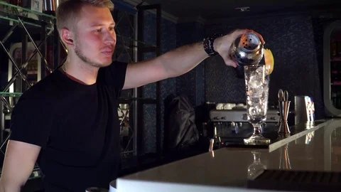 The barman pours a cocktail Vídeo Stock 85130963