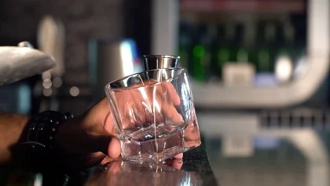 Barman pours ice into a glass Stock Footage 85089062