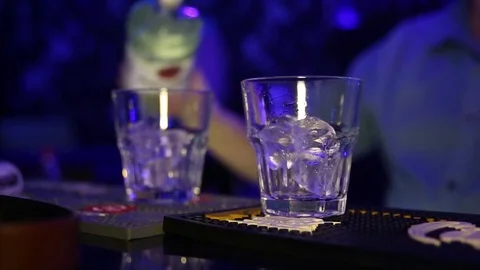Barman prepares cocktail 動画素材 71217268