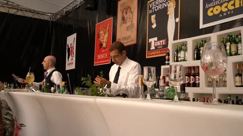 A barman preparing a cocktail Video stock 115855949