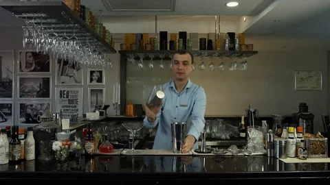 Barman preparing a cocktail in luxury bar interior Video stock 79708191
