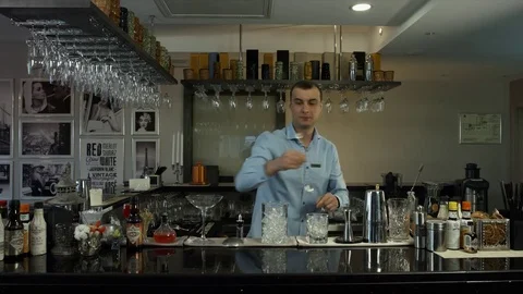 Barman preparing a cocktail in luxury bar interior Video stock 79708688