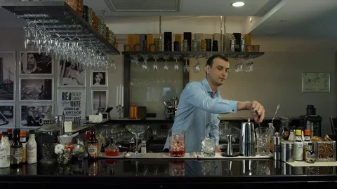 Barman preparing a cocktail in luxury bar interior Video stock 79709063