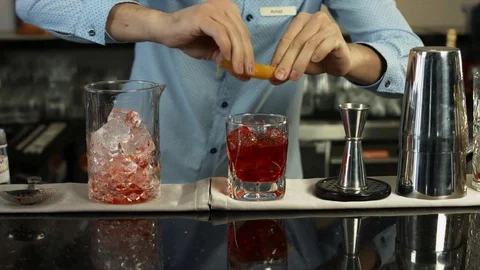 Barman preparing a cocktail in luxury bar interior. close-up Video stock 79709671