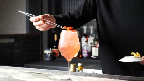 Barman put flowers on a cocktail 库存影片 201894753