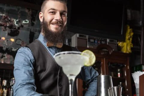 Barman serving cocktail. Foto stock