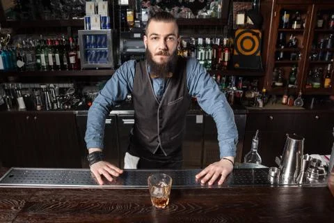 Barman serving cocktail. Foto stock