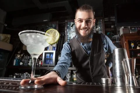 Barman serving cocktail. Foto stock
