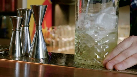 The barman serving a mixed alcoholic drink in a bar. White negroni cocktail. 4K Video stock 95203348