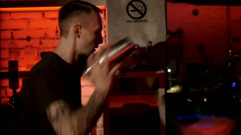 Barman is shaking the bottle Stock Footage 85600822
