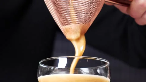 Barman strains a cocktail 库存影片 201894299