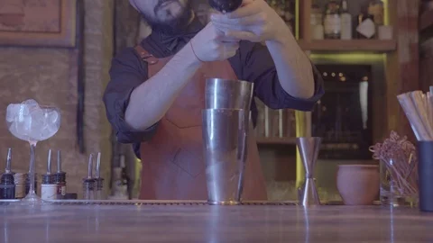 Barman At Work Lemon Squeeze Close-Up, Barkeeper At Bar Lemon Squeeze Stock Footage 109016456