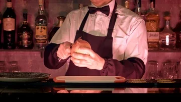 Barmen cut mango Stock Footage 85975027