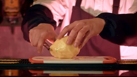 Barmen cut mango Vidéo 85975067