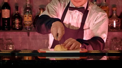 Barmen cut mango Vidéo 85975110