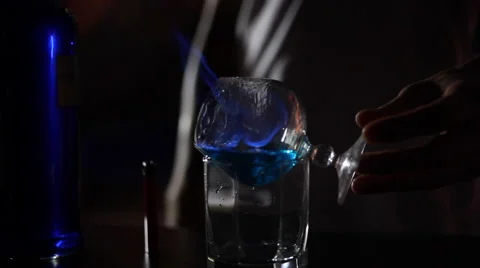 Barmen Ignites Alcohol Cocktail 库存影片 45155852