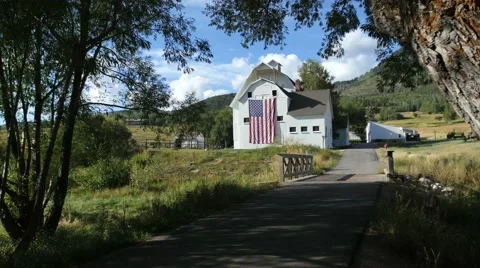 Barn and flag drifting in shot Vídeos de archivo 54565952