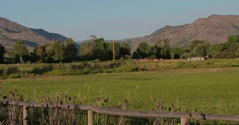 Barn and mountain sunset pan Vídeos de archivo 53647724