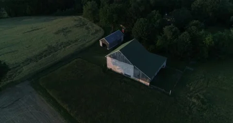 A barn surrounded by a wheat field in the rural Pennsylvania countryside during  Video stock 133732351