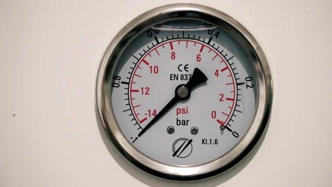 Barometer measuring pressure in industry. We can see the pressure gauge going up 스톡 동영상 130954666