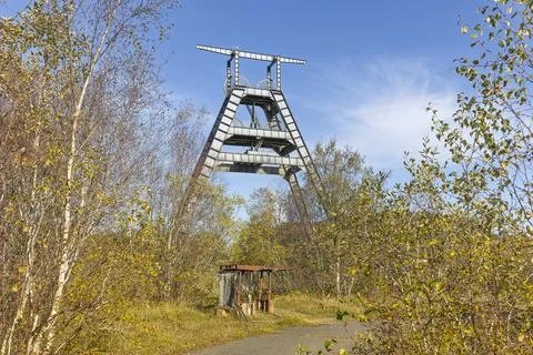 Barony A-Frame Pithead Winding Head Gear Tower and Rusty Coal Mine Roof Supports Stock-Fotos