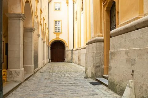 Baroque architecture elements with columns and stone walls in old European mo Foto stock