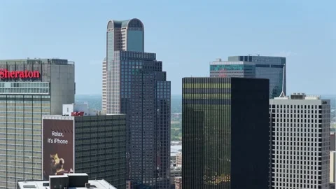Barrel-topped tower and mirrored office blocks in the Dallas skyline aerial Stock Footage 342486923