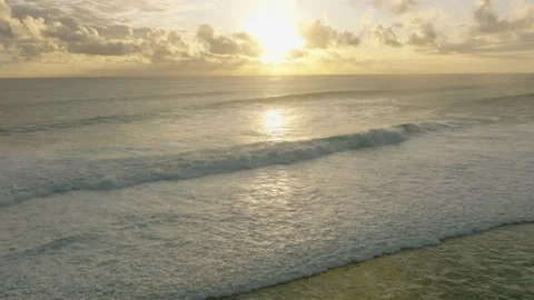 Barreling wave with texture and wind spray, raw natural wonders. extreme ocean Stock-Footage 197046607