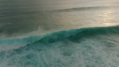 Barreling wave with texture and wind spray, raw natural wonders. extreme ocean Stockbeeldmateriaal 197046706