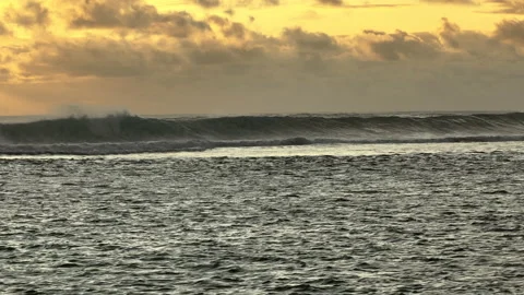 Barreling wave with texture and wind spray, raw natural wonders. extreme ocean 스톡 동영상 199279517