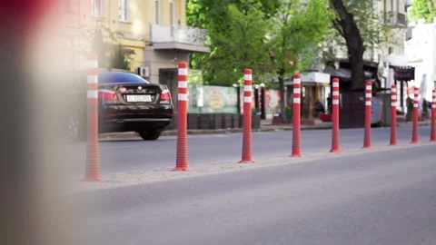 A barrier made of plastic columns with reflective pigment on an asphalt road Video stock 195821130