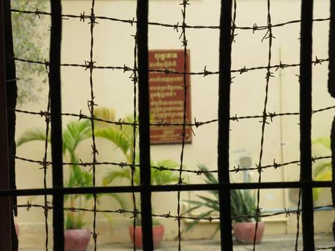 Bars and barbed wire at Tuol Sleng prison in Cambodia Stock-Fotos