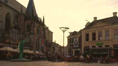 Bars and restaurants on the Grote Markt square in Zwolle, The Netherlands Vidéo 343735700