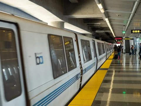 BART bay area rapid transit train with passengers ready to board Foto stock