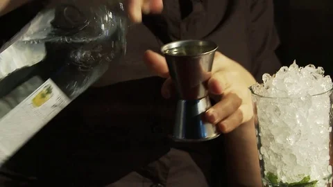 The bartender adds alcohol to the mojito cocktail. Stock Footage 80309639