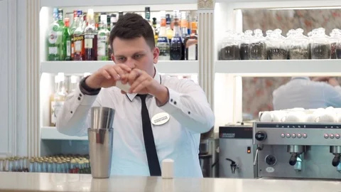 Bartender adds salt and pepper to bloody mary Video stock 101966103