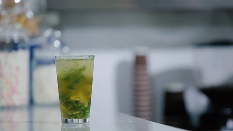 The bartender adds a slice of lime in a cocktail. Stock Footage