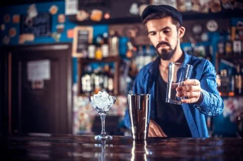 Bartender creates a cocktail in the bar Foto stock