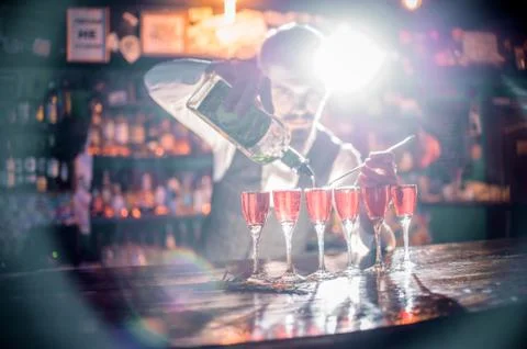 Bartender creates a cocktail at the saloon Foto stock