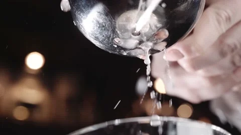 Bartender crushes lemon for cocktail Vídeos de archivo 169890285