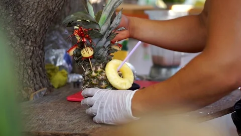 Bartender Decorating Tropical Pineapple Cocktail in Beach Bar. Tasty Milkshake. Stockbeeldmateriaal 129186349