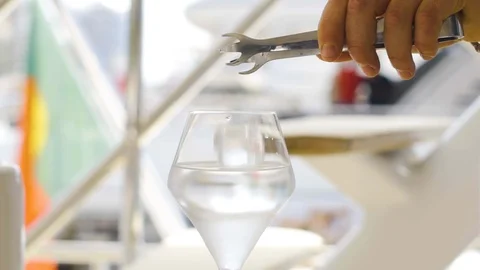 Bartender Drops Ice into Glass Video stock 124853008