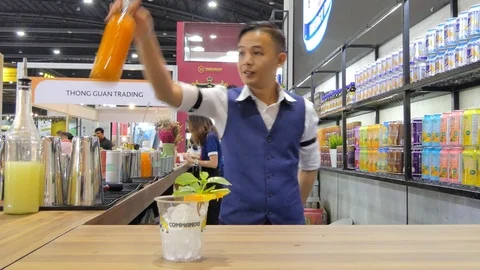 Bartender ED 4K 20 06 2019 001 Stock-Footage 110946607