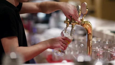 Bartender fill beer on empty rosy background. Golden liquid stream 3d reali.. Stock Footage 265767681