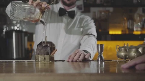 The bartender  Stockbeeldmateriaal 82801420