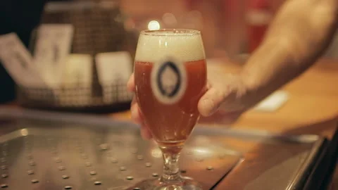 Bartender Grabbing Glass Of Beer In Slow Motion Vídeo Stock 344864509
